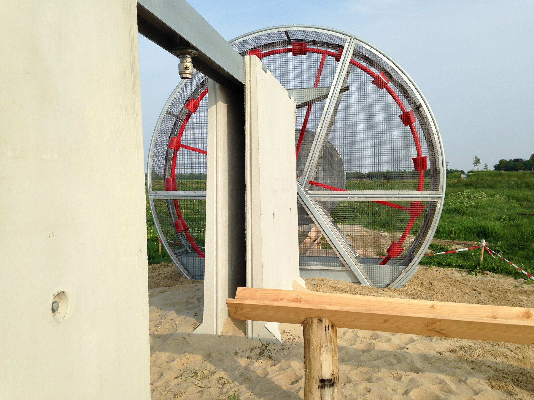Waterrad en keerwand