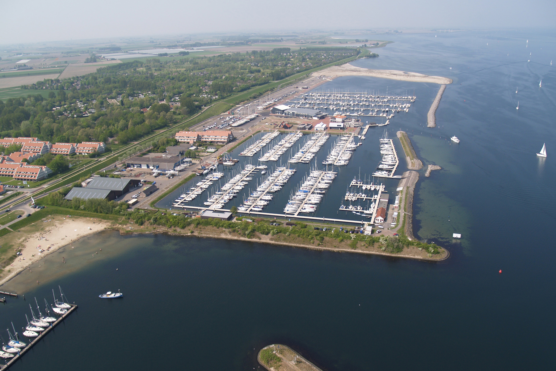 Luchtfoto overzicht jachthaven Bruinisse
